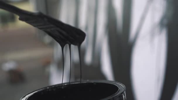Artiste Remue Peinture Noire Dans Bocal Elle Coule Dans Pinceau — Video