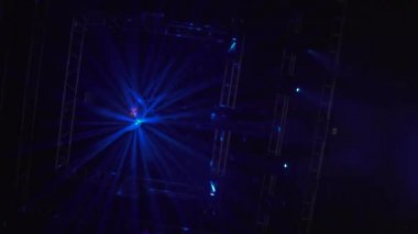 Aydınlık Disko Topu Farklı Yöndeki Güzel Işıklarla Parlar ve Parlar