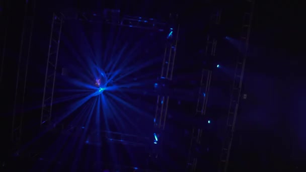 光洁的迪斯科球闪烁着不同方向美丽的光芒 — 图库视频影像