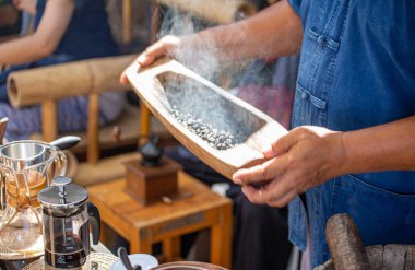 Altın duman ve kavrulmuş kahve.