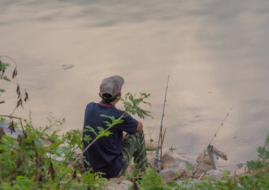 Açık gökyüzünün altındaki su deposunda balık tutmak..