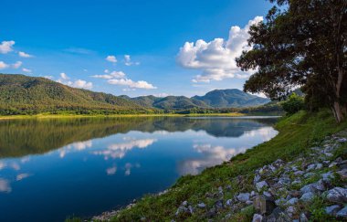 Gökyüzü görüntüsü göldeki suyu yansıtır..