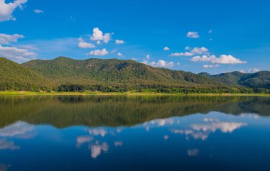 Gökyüzü görüntüsü göldeki suyu yansıtır..
