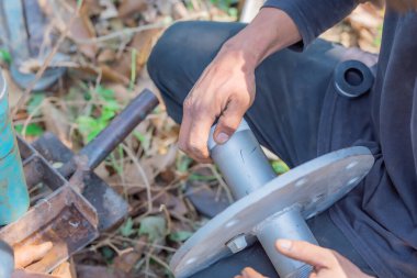 Bulanık bir zemindeki su borusuna giden boru hattı..