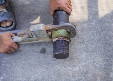 Su boruları beton yeraltı su tankına sızmış..