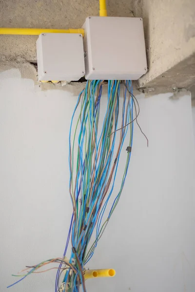 Pudełka Tył Gniazda Drutami Ścianie Kable Tle Kolorowe Przewody Elektryczne — Zdjęcie stockowe