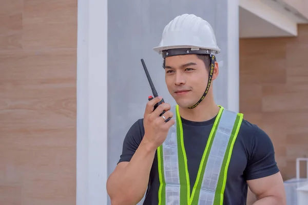 Capataz Usando Capacete Branco Ficou Segurando Uma Comunicação Rádio Canteiro — Fotografia de Stock