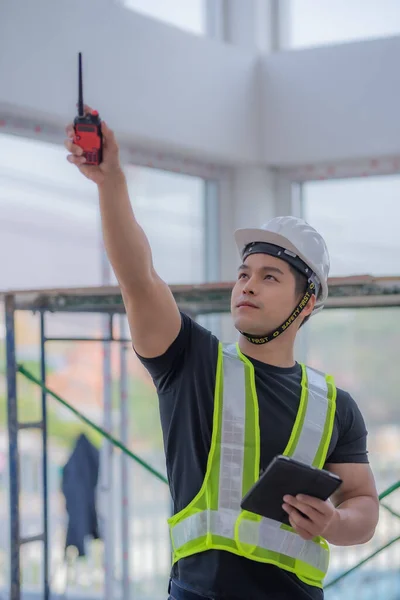 Forte Capataz Vestindo Capacete Branco Segurando Uma Comunicação Rádio Tablet — Fotografia de Stock