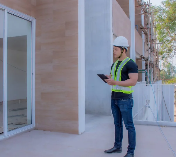 Capataz Usando Capacete Branco Estava Tablet Canteiro Obras — Fotografia de Stock