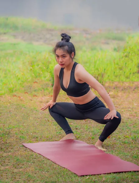 Junge Frau Praktiziert Yoga Garten See — Stockfoto