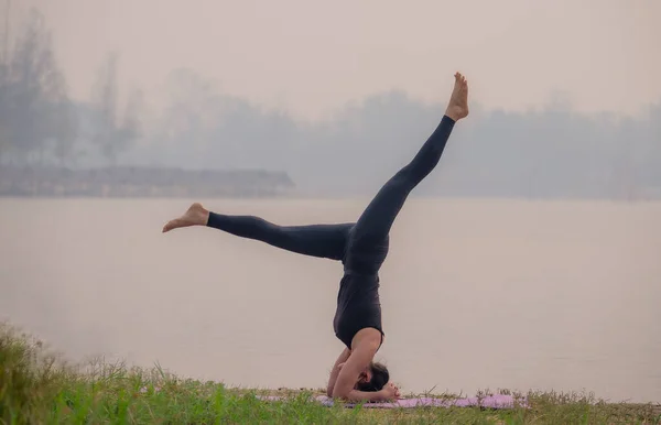 Strong Women Practice Difficult Yoga Postures Lake — Stock Photo, Image