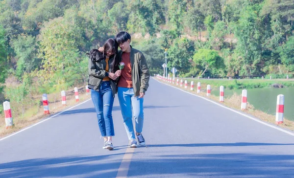 Joven Pareja Femenina Cogida Mano Pie Camino Juntos —  Fotos de Stock