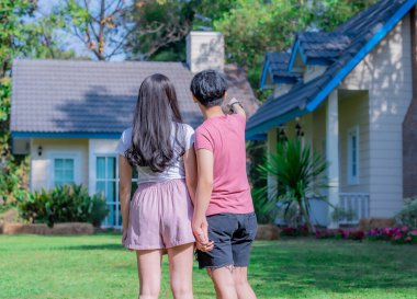 Çekici Asyalı genç kadın LGBT lezbiyen çift eğleniyor ve sarılıyorlar..