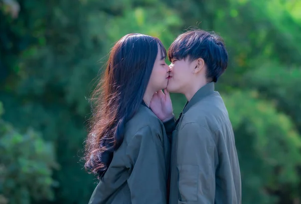 魅力的な若いアジアの女性Lgbtレズビアンカップルの瞬間ロマンチックで幸せとともにレンズフレア — ストック写真