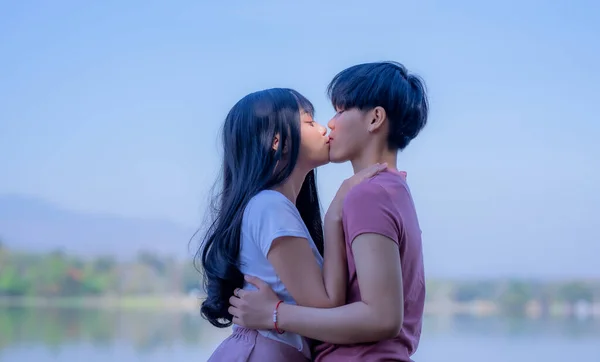 幸せな瞬間に2人のアジアのLgbtの女の子が一緒に生活を楽しんでいます Lgbtの若い女性レズビアンLgbtのカップル自由な時間の間に 友情と同性愛の概念 — ストック写真