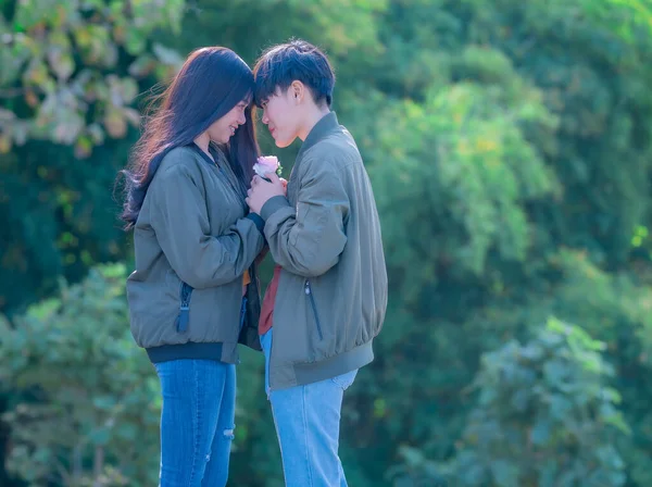 Foto Jovem Casal Lgbt Enquanto Eles Estão Parque Fundo Árvore — Fotografia de Stock