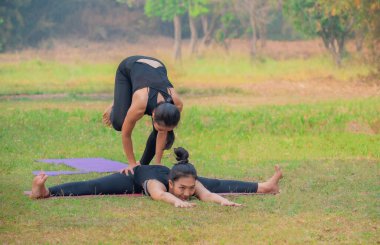 Siyah spor giyerek göl kenarında spor yapan güzel bir kadının portresi..