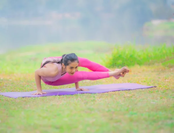 Starke Frauen Üben Schwierige Yogapositionen See — Stockfoto