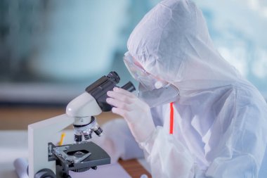 Laboratuvardaki bilim adamları laboratuvarda aşılar üzerinde çalışıyorlar..