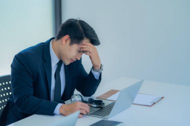 Çağrı merkezinde kulaklığı olan kendinden emin erkek müşteri hizmetleri temsilcisinin portresi.