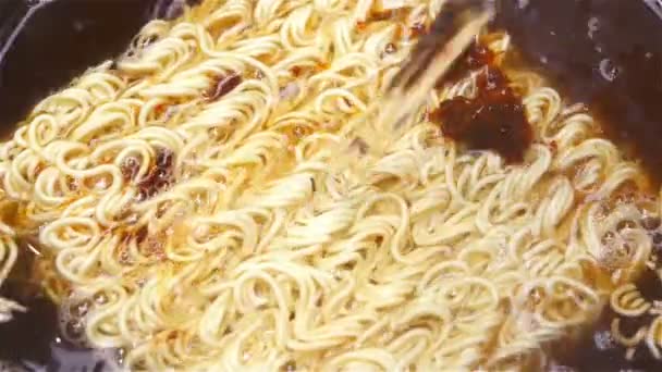 Preparing instant noodles with beef flavor sauce — Stock Video