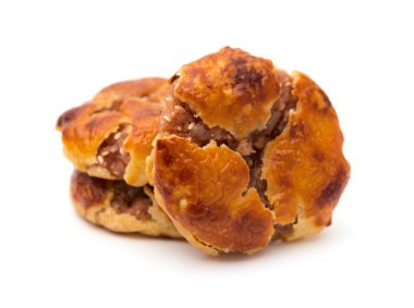 yan görünümü tatlı mini chewy kek veya beyaz zemin üzerine çatıları kek