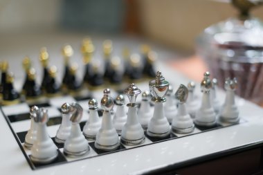 satranç taşları evde ile pahalı satranç masası