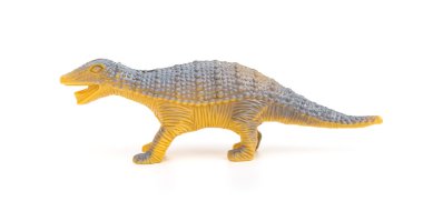 yan görünümü turuncu plastik dinozor oyuncak beyaz bir arka plan üzerinde