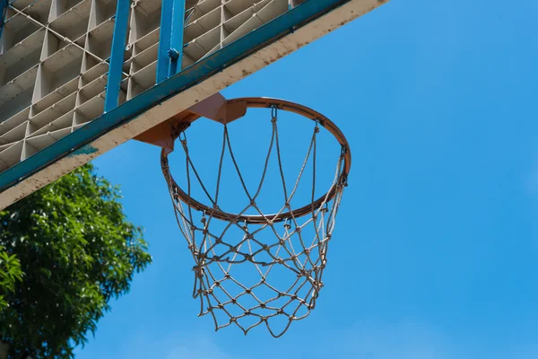 Aro y tablero de baloncesto al aire libre — Foto de Stock