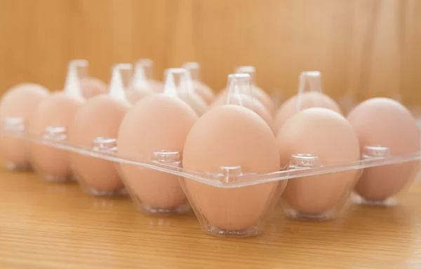 Oeufs frais dans un emballage en plastique — Photo