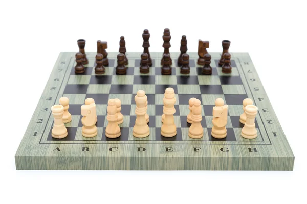 Schachbrett mit Schachfiguren auf weiß mit den weißen davor — Stockfoto