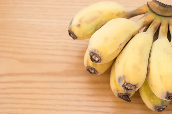 Куча свежих бананов на деревянном фоне с копировальным пространством — стоковое фото