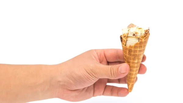 Рука держит мороженое с наполовину съеденным на белом — стоковое фото