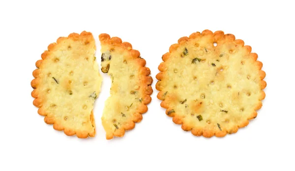 Κορυφή δείτε σπασμένα και άθικτο τραγανά crackers σε λευκό φόντο — Φωτογραφία Αρχείου