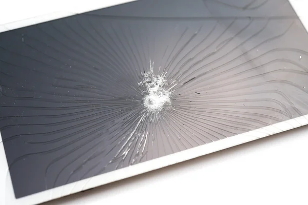 Сломанный экран смартфона на белом фоне — стоковое фото