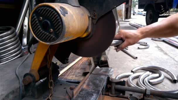 Trabajador masculino que muele tubos de acero inoxidable por la máquina de pulir 4K — Vídeo de stock