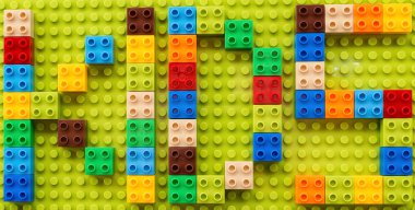 Çocuklar oyuncak tuğla tarafından şeklinde bir