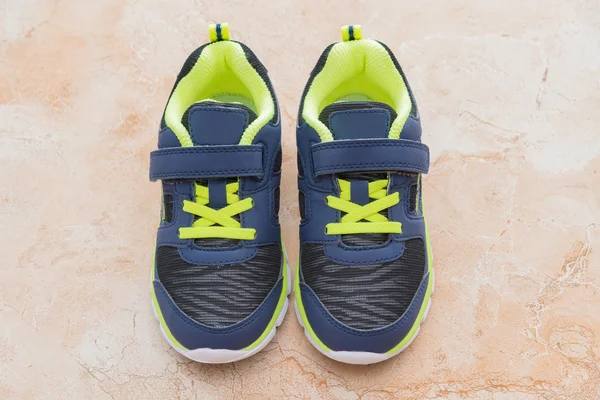 Par de vista superior de zapatos de estilo azul para niños en el suelo — Foto de Stock