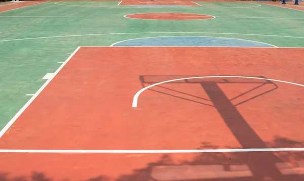 Schatten von Korbbrett und Rahmen in einem Basketballfeld — Stockfoto
