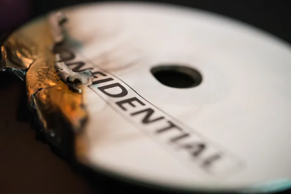 Bruciato il compact disc confidenziale su nero — Foto Stock