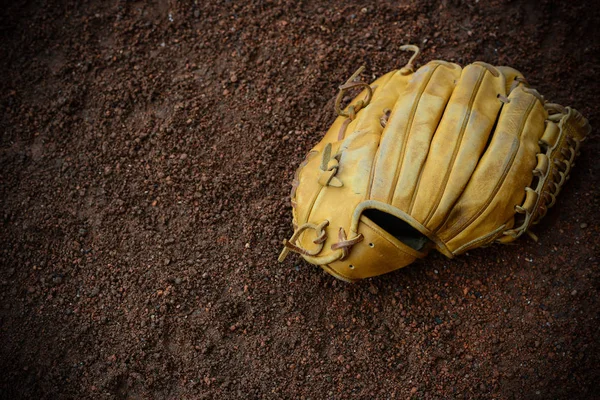 Baseballhanske på bakken – stockfoto