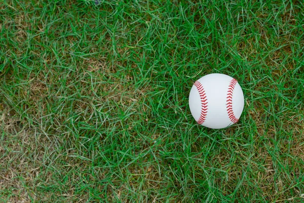 Nagelneuer Baseball auf Gras — Stockfoto