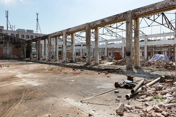 Demolizione di un vecchio edificio di fabbrica — Foto Stock