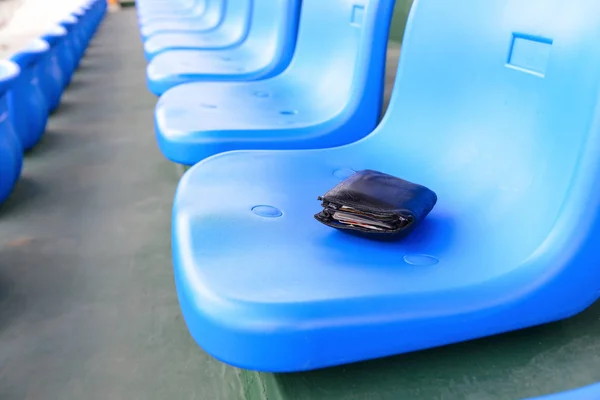Elveszett pénztárca feküdt egy stadion ülésalátét — Stock Fotó