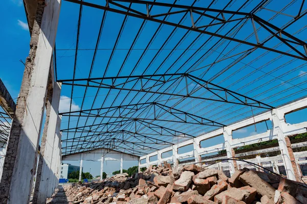 Demolition of an old factory building with steel roof — Stock Photo, Image