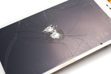kırık ekran beyaz zemin üzerinde bir akıllı telefon