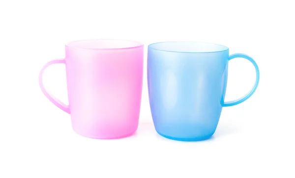 Tazas de plástico rosa y azul sobre un fondo blanco — Foto de Stock
