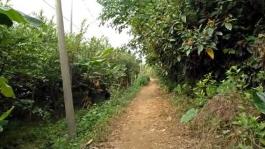 bir eğri çamurlu yol alan 4 k yetiştirmek için yürüyüş