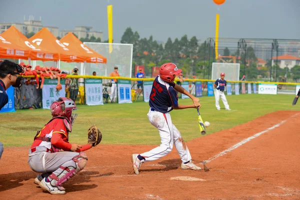 ZHONGSHAN PANDA CUP, ZHONGSHAN, GUANGDONG - 28 de octubre: bateador desconocido golpeando la pelota durante un partido del Campeonato Nacional de Béisbol 2016 de la Copa Panda el 28 de octubre de 2016 . — Foto de Stock