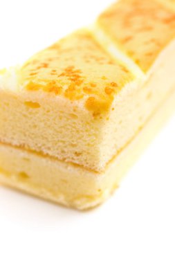 Beyaz bir arka plan üzerinde tatlı uzun sünger kek